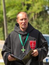 Fülöp András a Szent György Lovagrend tagja köszöntötte először a résztvevőket. Méltatta a hősök érdemeit, ismertette a nemeskéri illetőségű Vitéz Boros (Bencsik) János hőstettét. (Nagy Katalin fotója)